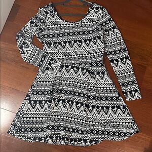 Super Cute & Comfy Black & White Geometric Print Dress w/ pockets, size Medium